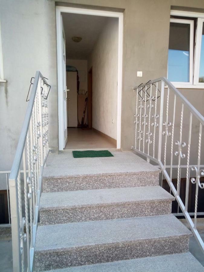 Apartmani Maris โตรกีร์ ภายนอก รูปภาพ